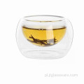Mały izolowany szklany kubek na herbatę